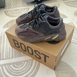 YEEZY 700 MAUVE